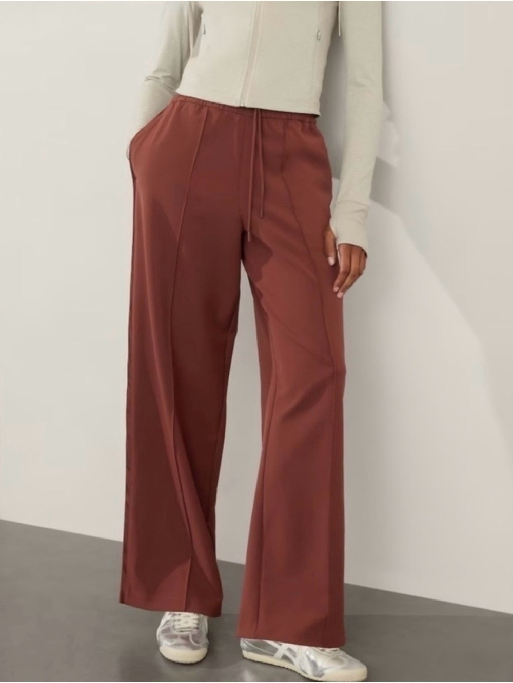 Athleta Endeavor High Rise Relaxed Pant In Cherrywood Brown Size Small
NWT